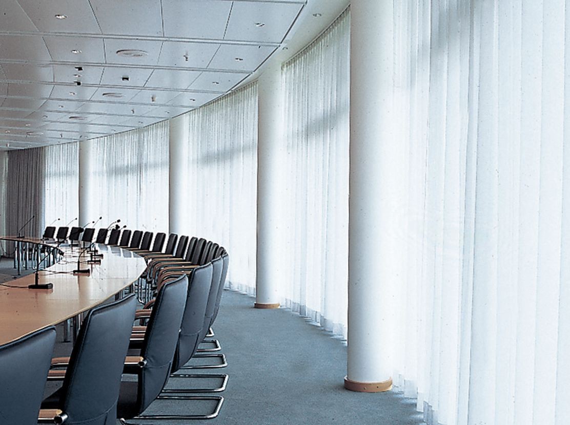 Opening and closing curtain system