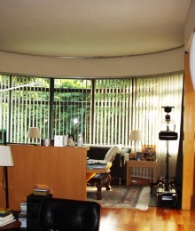 Manual vertical curtain
