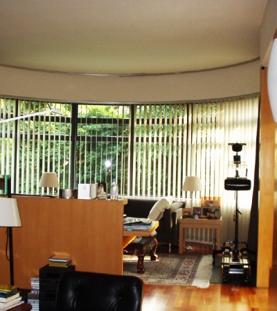 Manual vertical curtain