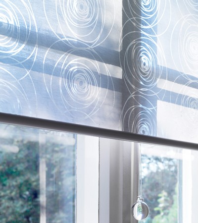 Self-elastic roller curtain